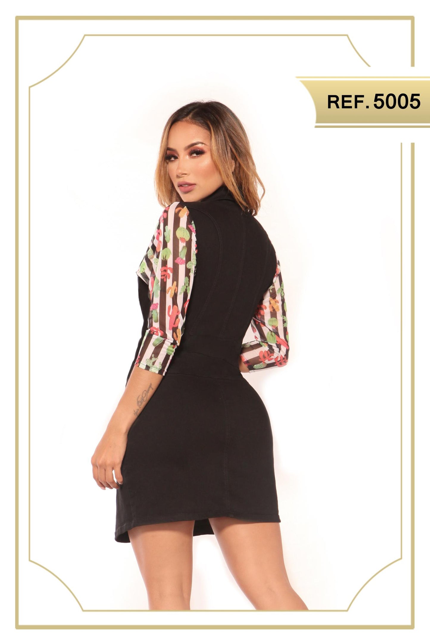 Ref. 030 -5005 Fantastic black denim dress with front buttons, collar and floral-style sleeves.