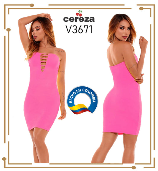 Ref. 004 -V3671 Vestido corto con hombros descubiertos de la marca CEREZA, que tiene un hermosos decorado frontal en escote